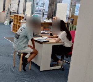 先生に質問する中3生