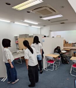 講師室を覗く生徒