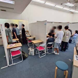 講師室をのぞき込む男子生徒