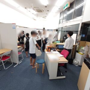 テスト返却日の教室の様子