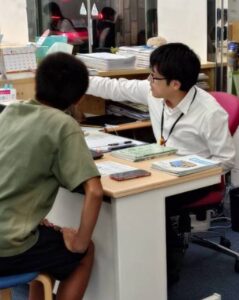 工藤塾長が生徒にアドバイスする様子