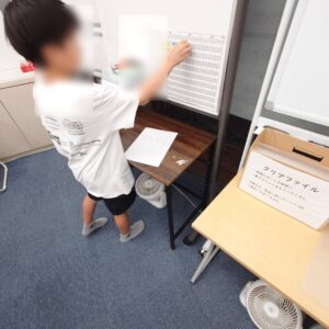小テストに合格してシールを貼るKくん
