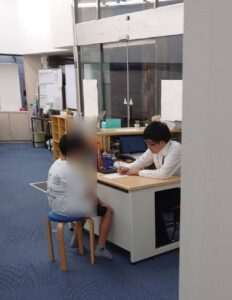 授業前に工藤塾長に質問するKくん
