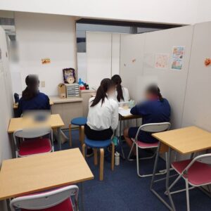 女性講師が女性生徒を教えている授業風景