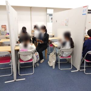 小学6年生の女子生徒たちが頑張る授業風景