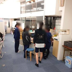 続々と学校ワークを見せに来る生徒たち