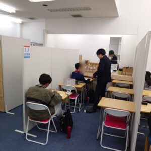 推薦書を確認する工藤塾長