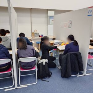 優しい女性講師の授業風景