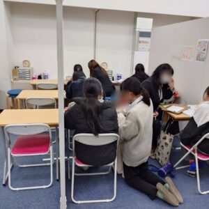 女性講師の授業風景